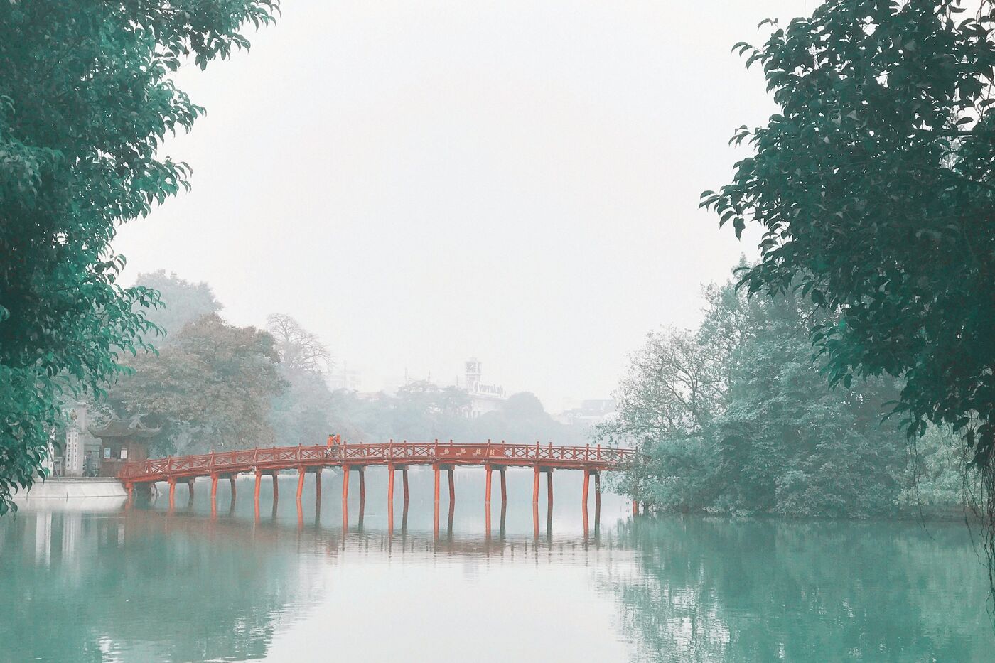 El puente The Huc sobre el lago Hoan Kiem entre la bruma