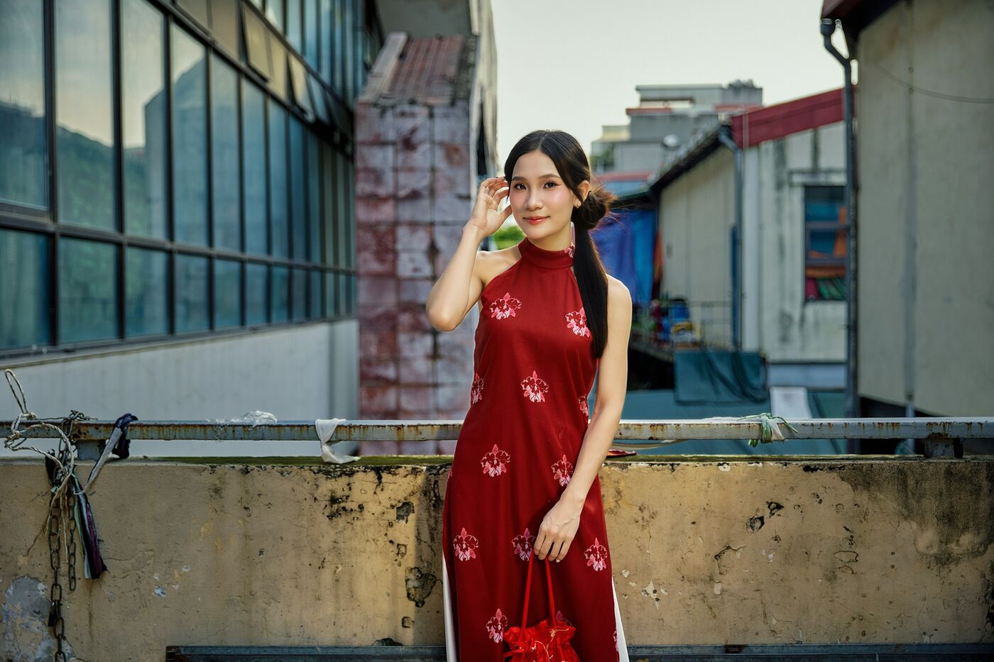 Femme portant un ao dai rouge dans le Vieux Quartier de Hanoï