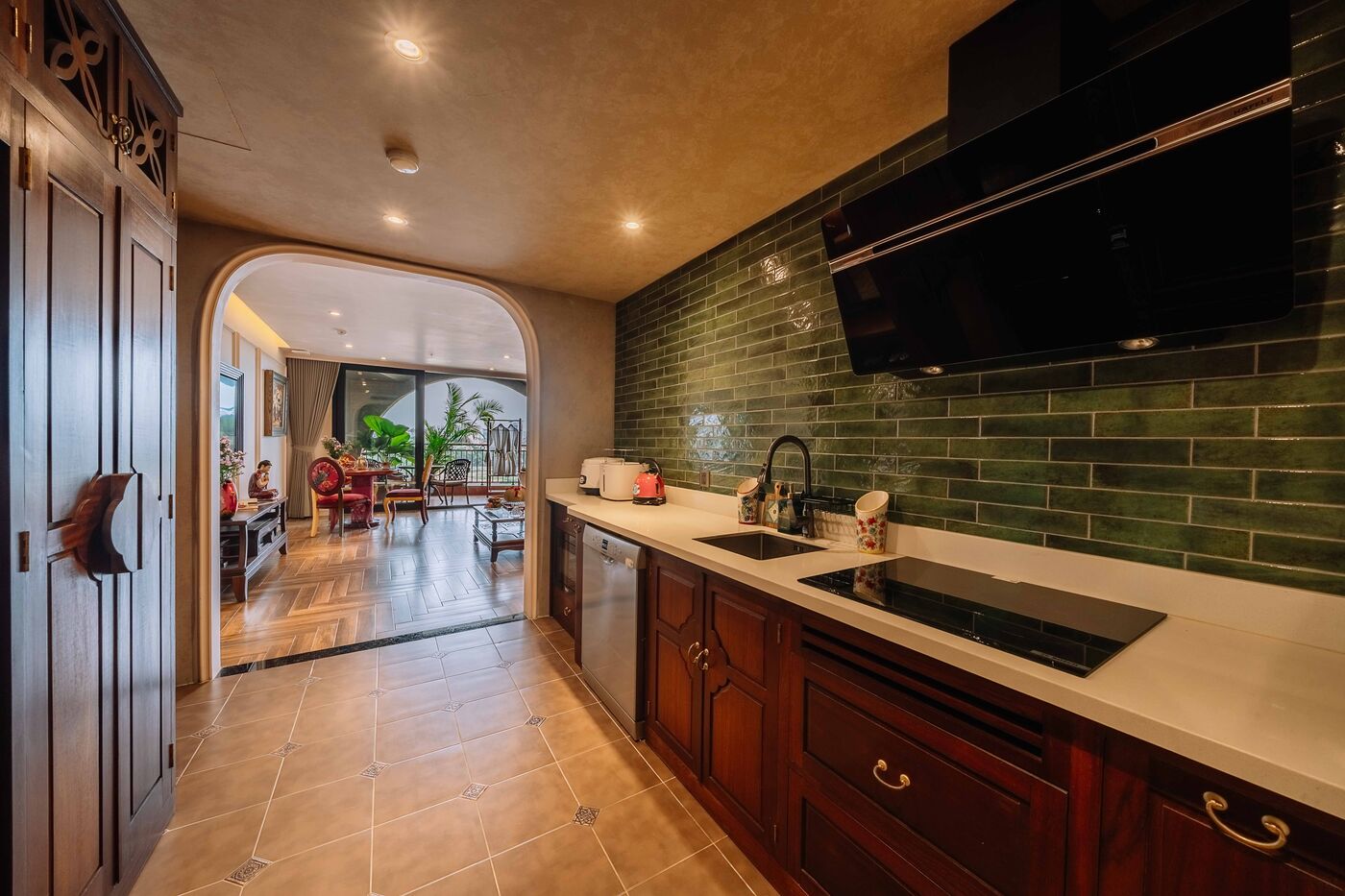 Cocina y pasillo comedor en un apartamento de AN Residence