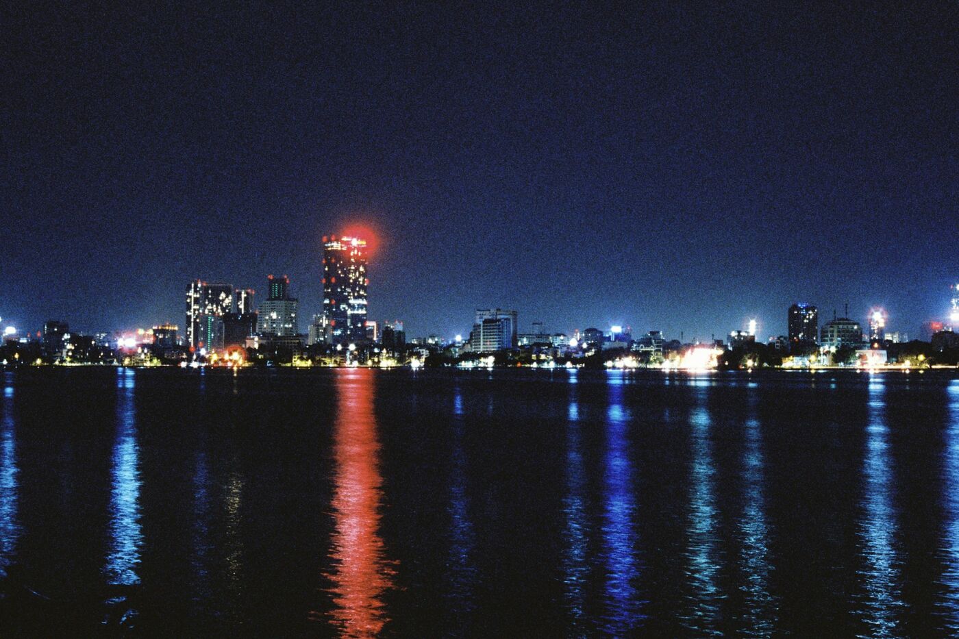Nächtliche Stadtlichter am anderen Ufer des Westsees