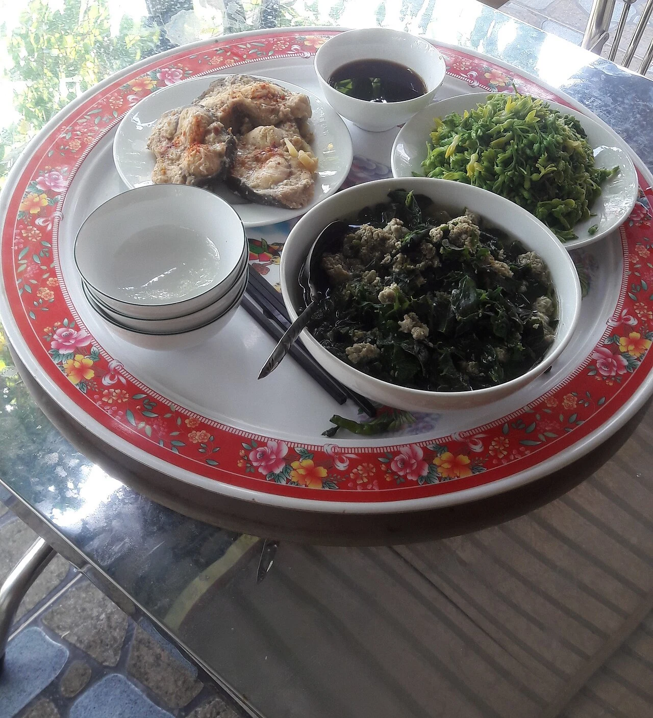 吉婆岛的日常食物:米饭、鱼、蔬菜和共享餐