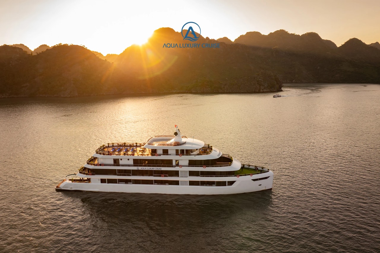 Kreuzfahrtboot bei Sonnenuntergang in der Lan-Ha-Bucht