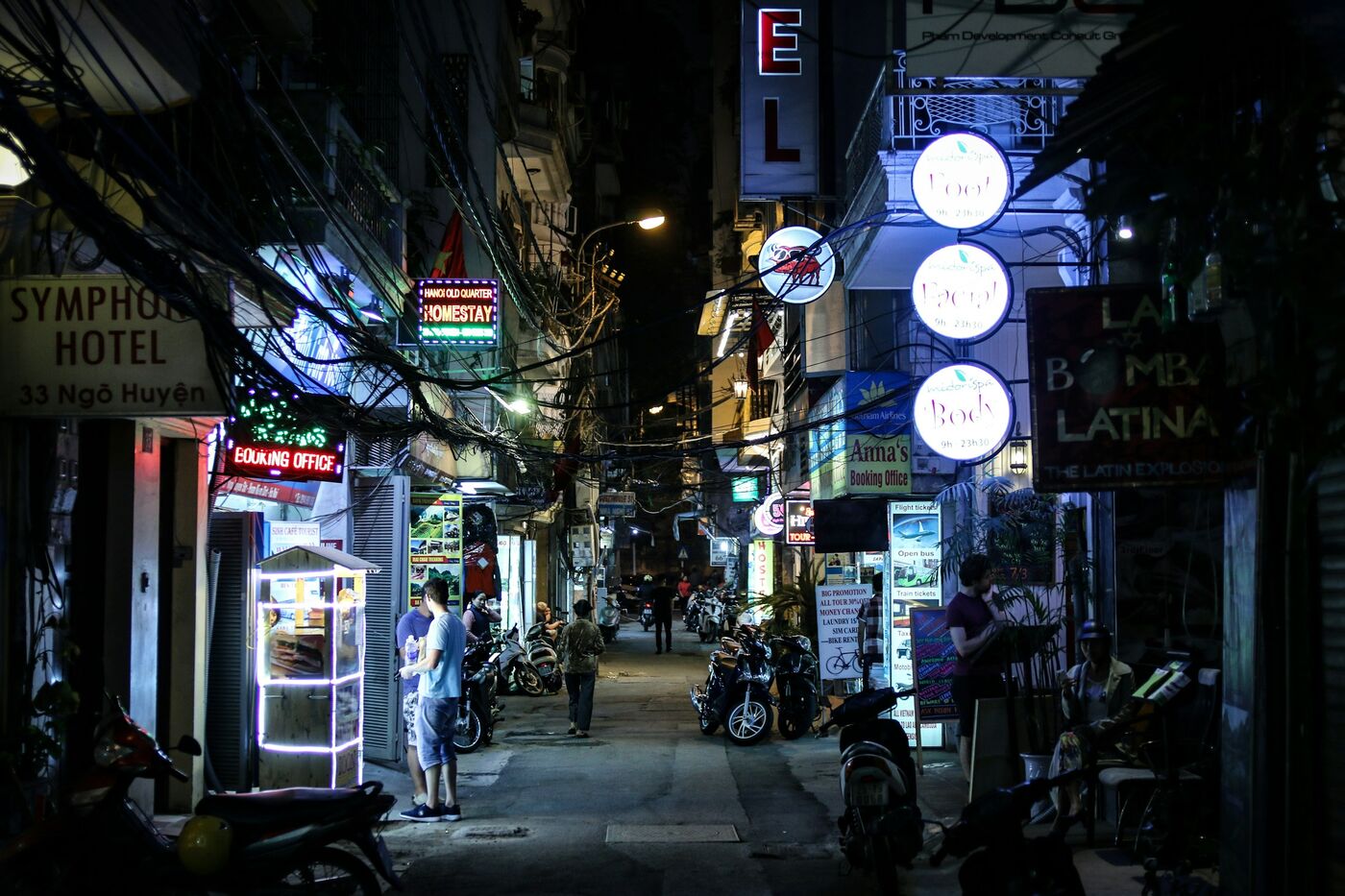 Una calle de Hanoi iluminada de noche