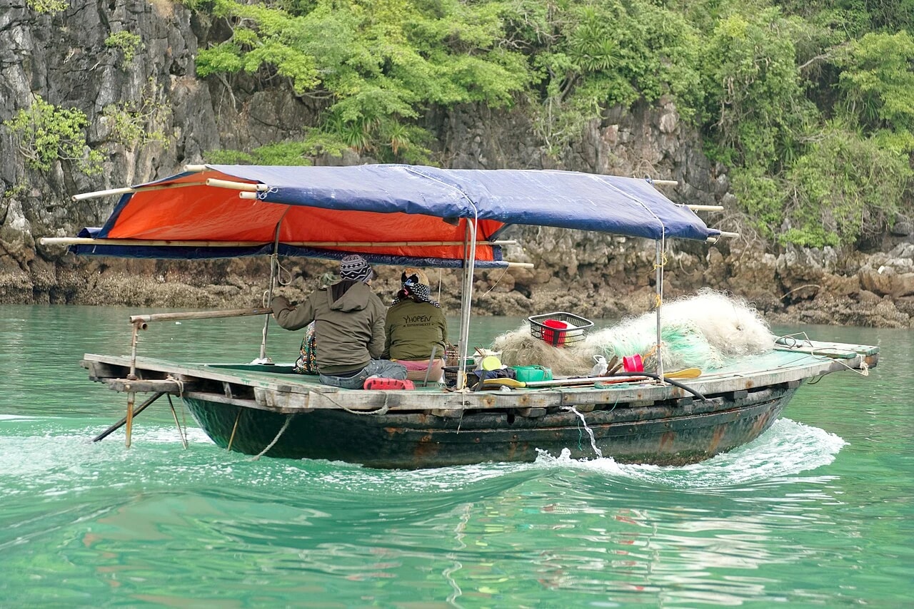 A working boat near Cai Beo in January 2024. It illustrates local boat access, not a raft being towed.