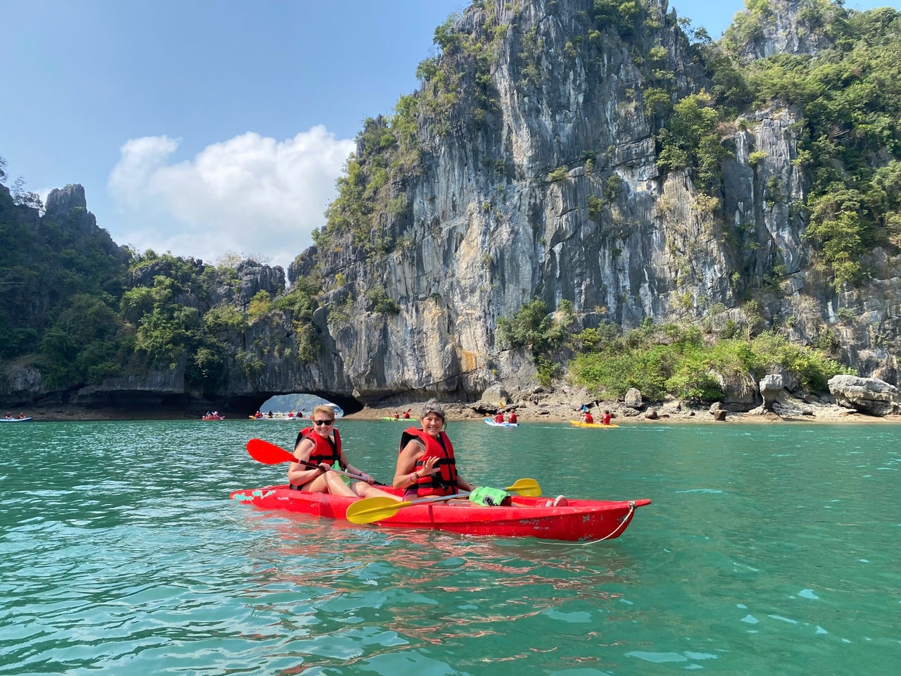 Kayaks près d’îlots calcaires dans la baie de Lan Ha