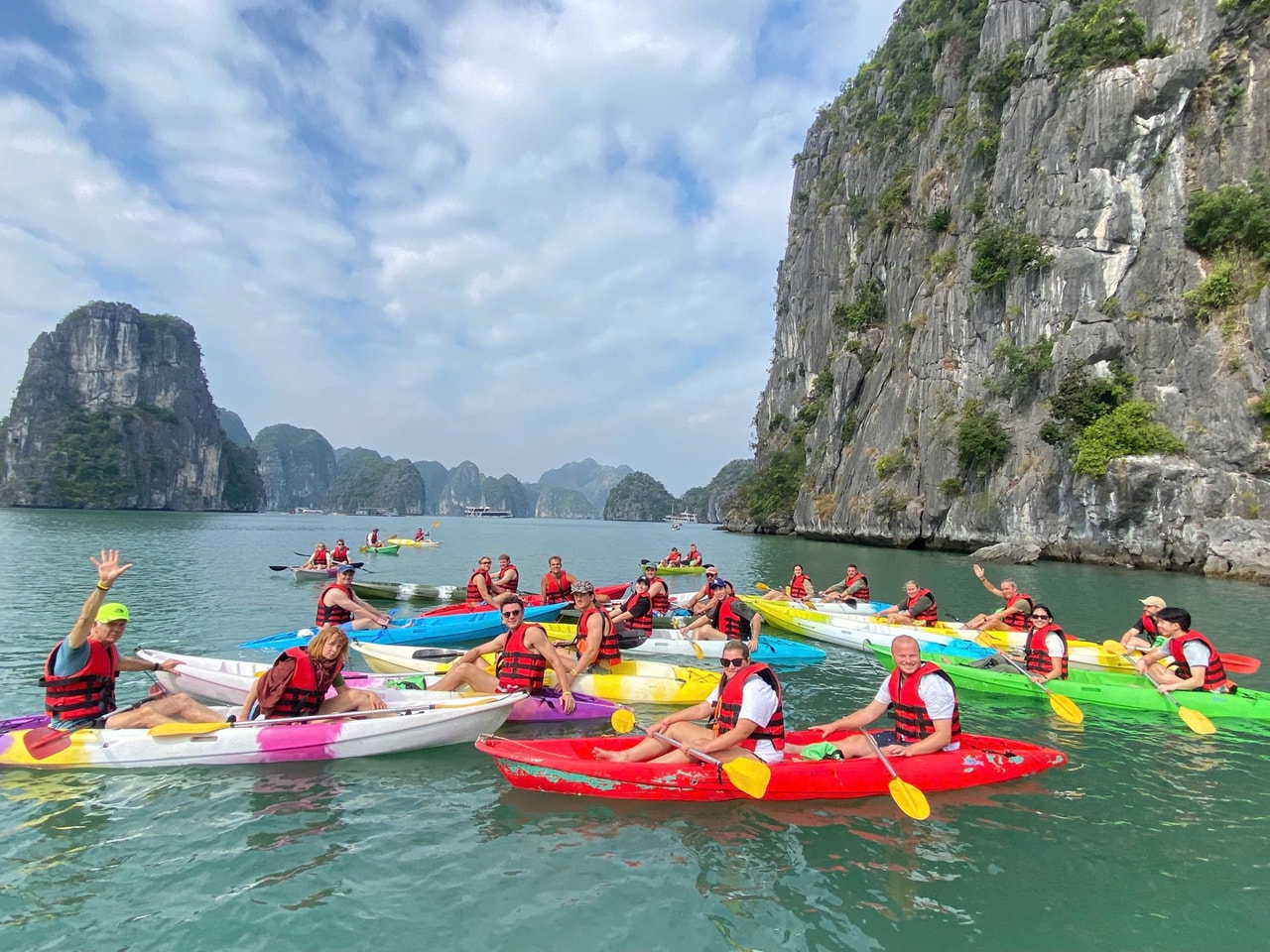 Kayakistes traversant la baie de Lan Ha