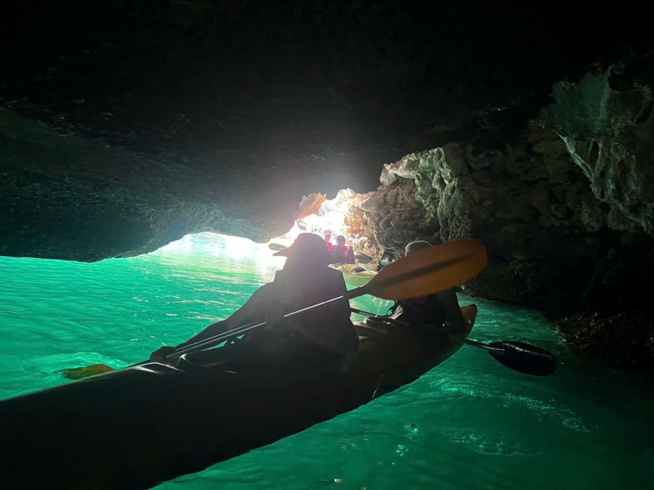 Kayakistes près d’un village flottant dans la baie de Lan Ha