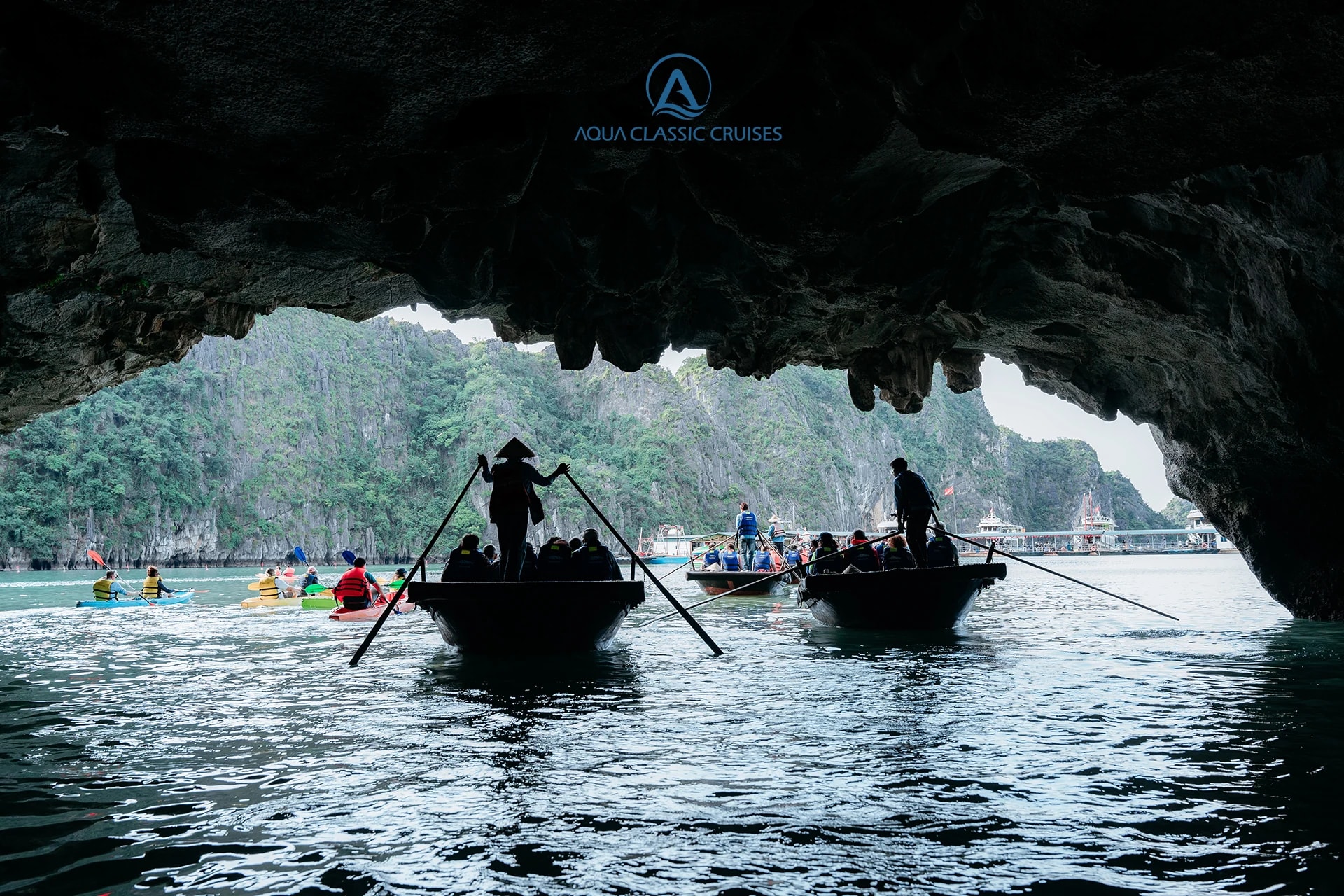 Barque en bambou entrant dans la grotte de Luon, baie de Ha Long