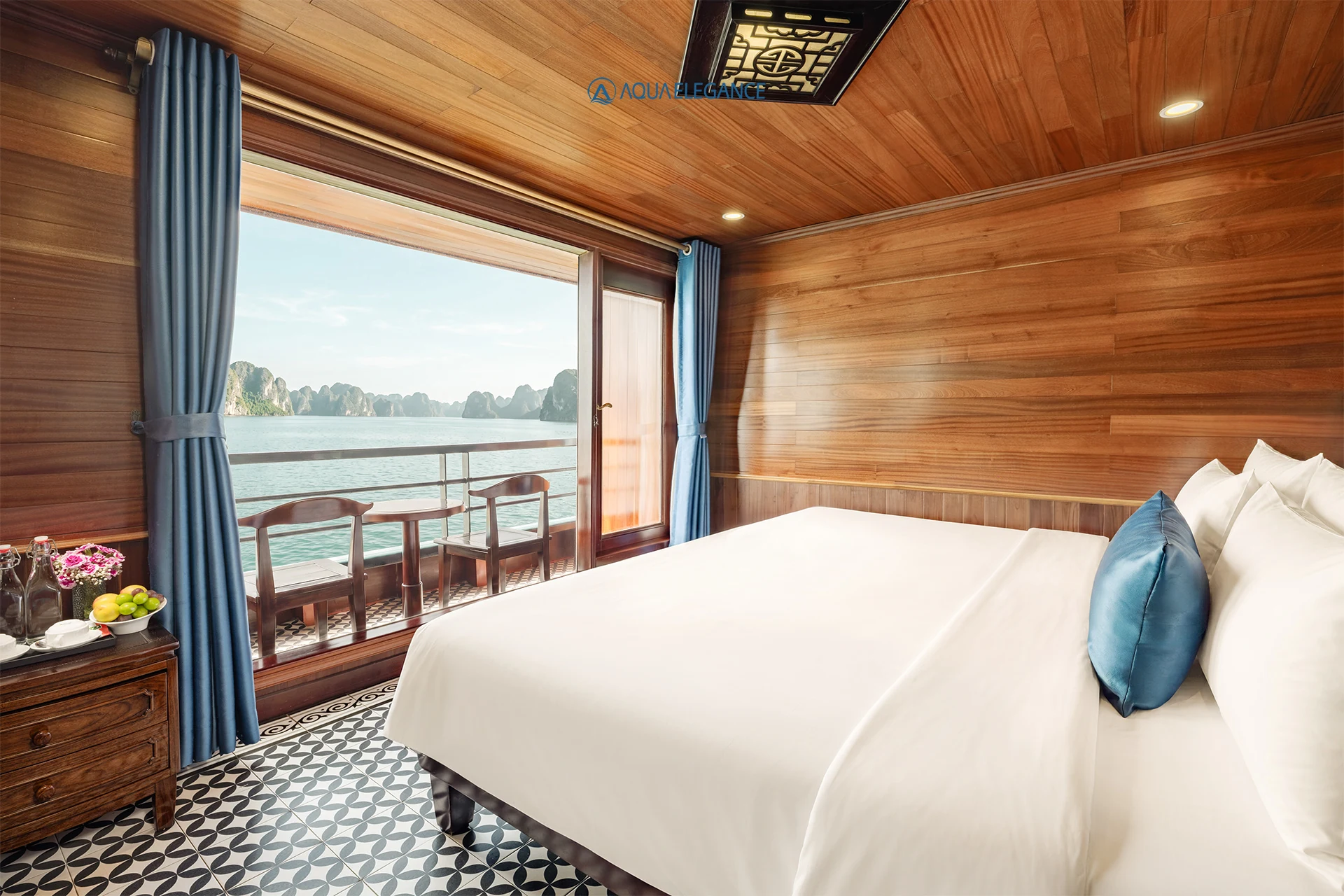 Kabine Junior Suite Balcony mit Doppelbett und privatem Balkon auf der Aqua Elegance Cruise
