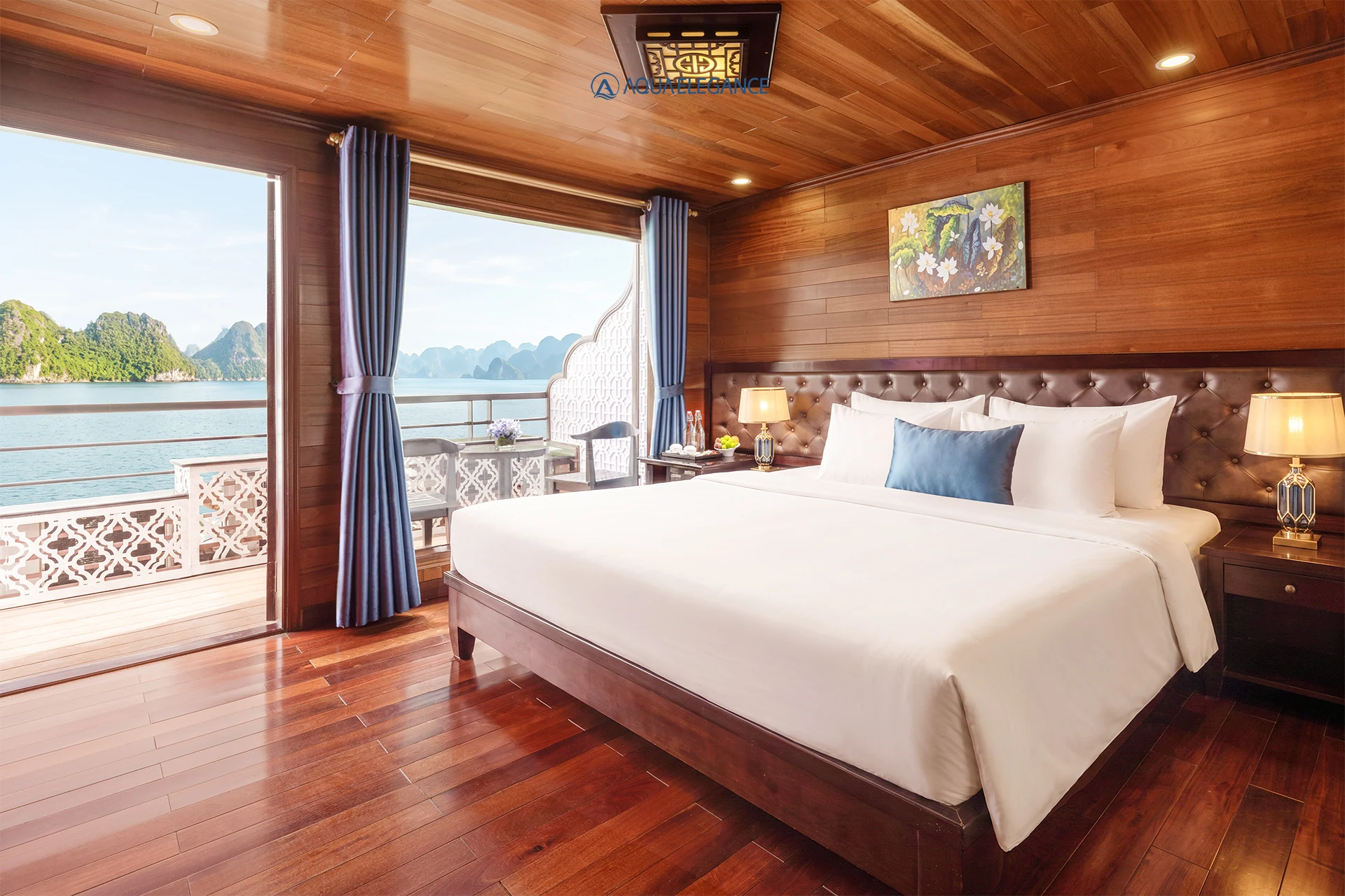 Kabine Grand Suite Balcony mit Kingsize-Bett und privatem Balkon auf der Aqua Elegance Cruise