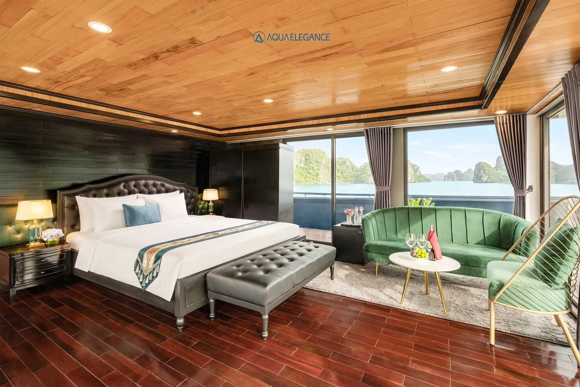 Kabine President Suite Balcony mit Kingsize-Bett, Sofa und großen Fenstern auf der Aqua Elegance Cruise