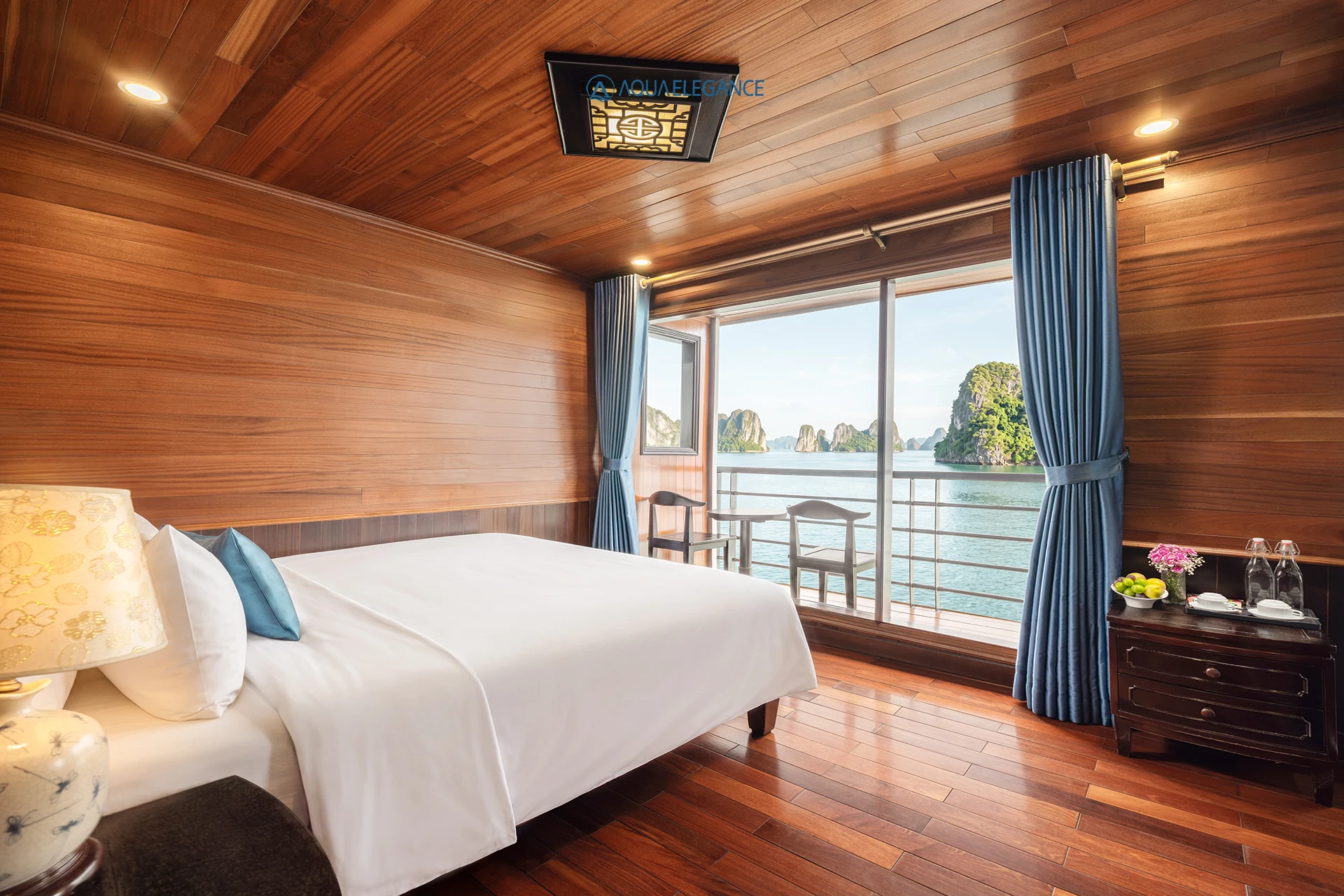 Kabine Senior Suite Balcony mit Doppelbett und Glastüren zum Balkon auf der Aqua Elegance Cruise