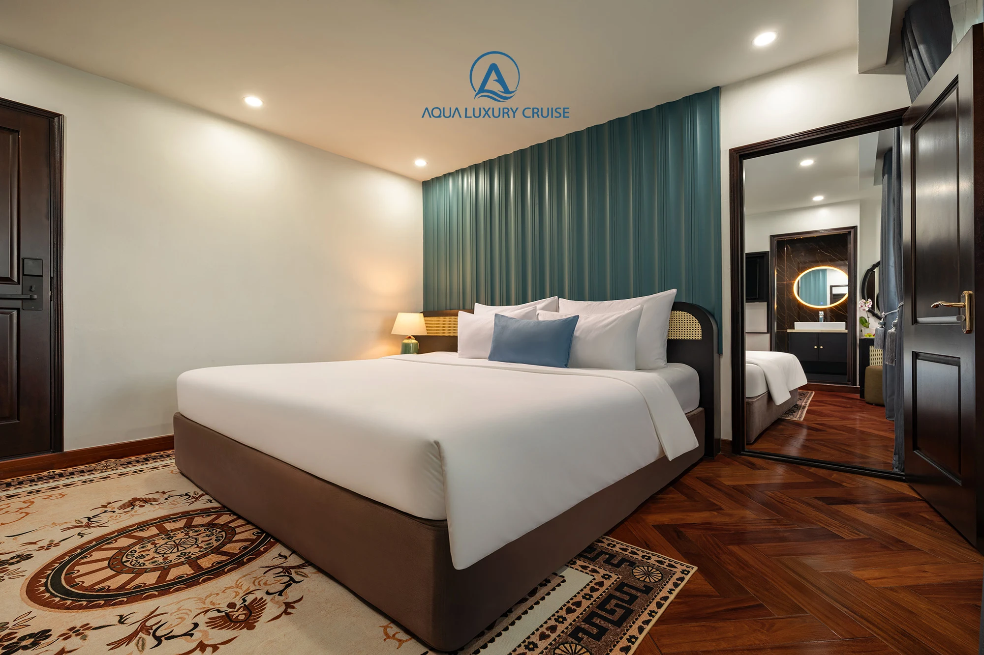 Doppelzimmer einer Connecting Suite Balcony mit geöffneten Verbindungstüren auf der Aqua Luxury Cruise