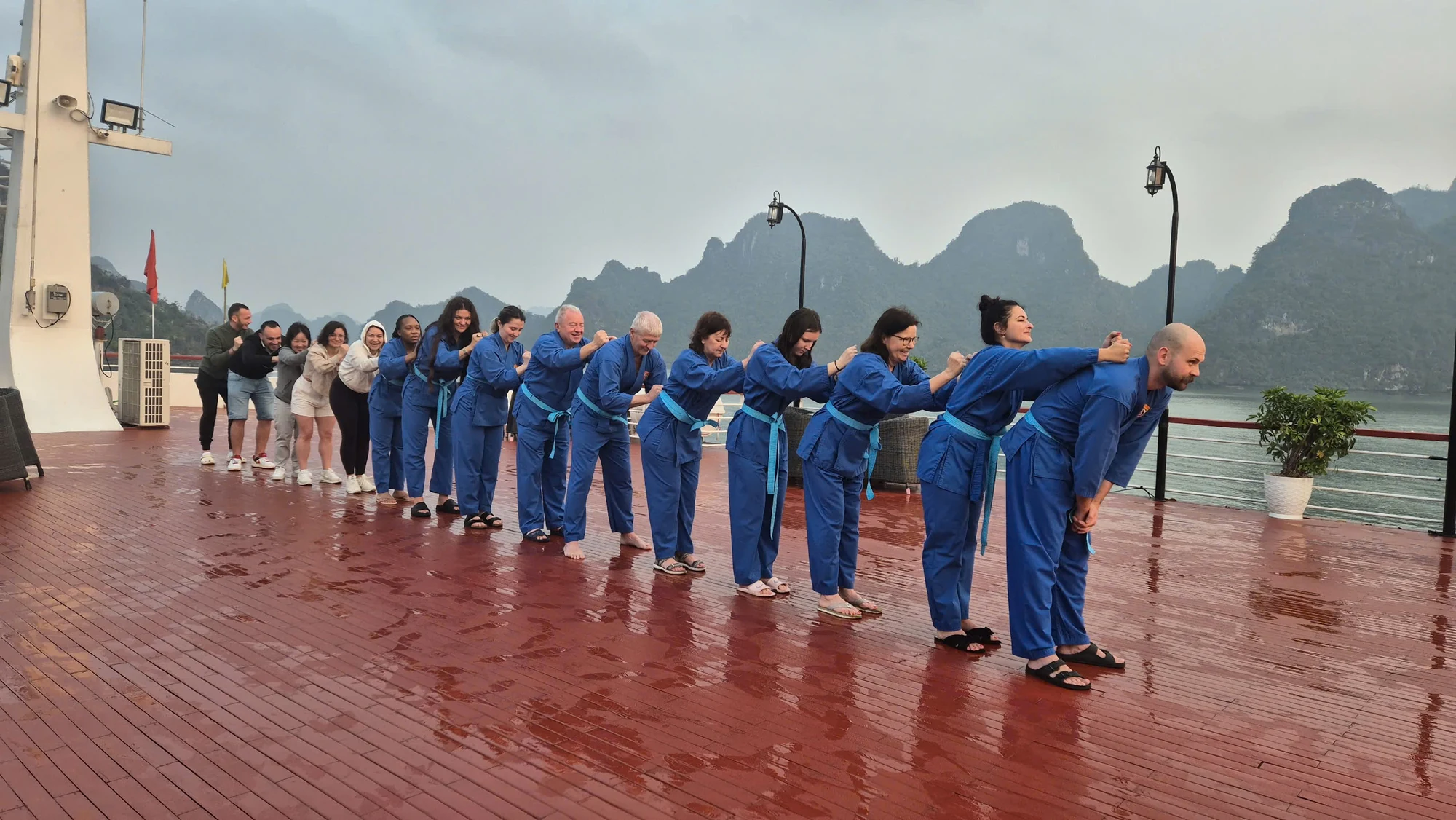 Morgendliches Tai-Chi mit Gästen auf dem Sonnendeck der Aqua Of The Seas