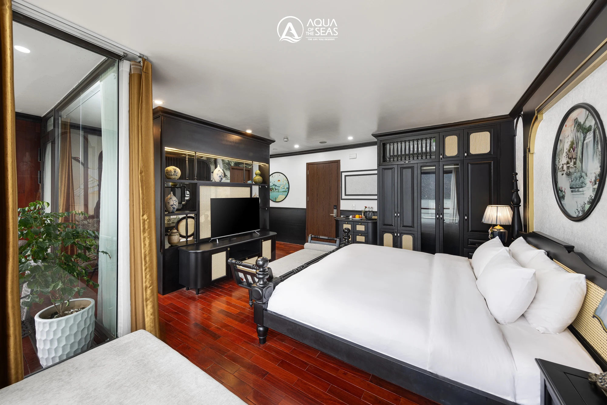 Kabine Queen Suite Balcony mit schwarzem Himmelbett als Doppelbett auf der Aqua Of The Seas Cruise