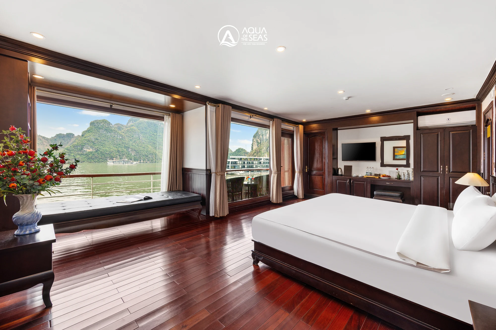 Kabine Royal Suite Balcony mit Doppelbett und breiten Fenstern mit Blick auf die Bucht auf der Aqua Of The Seas Cruise