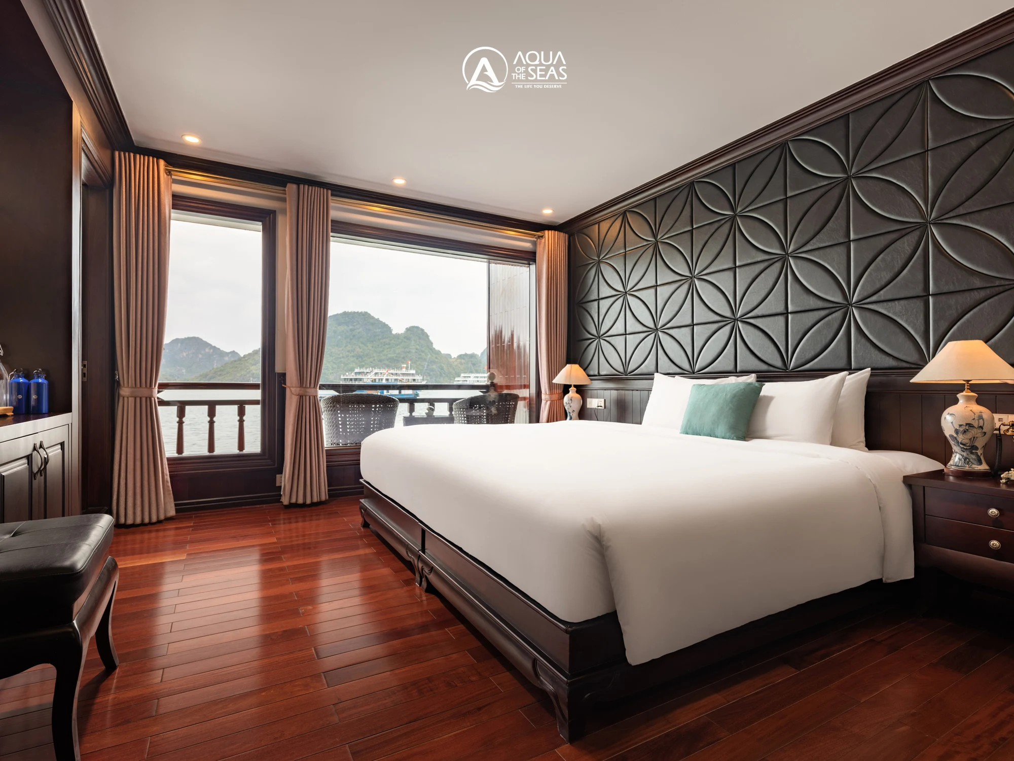 Kabine Senior Suite Balcony mit Doppelbett und Fenstern mit Blick auf die Bucht auf der Aqua Of The Seas Cruise
