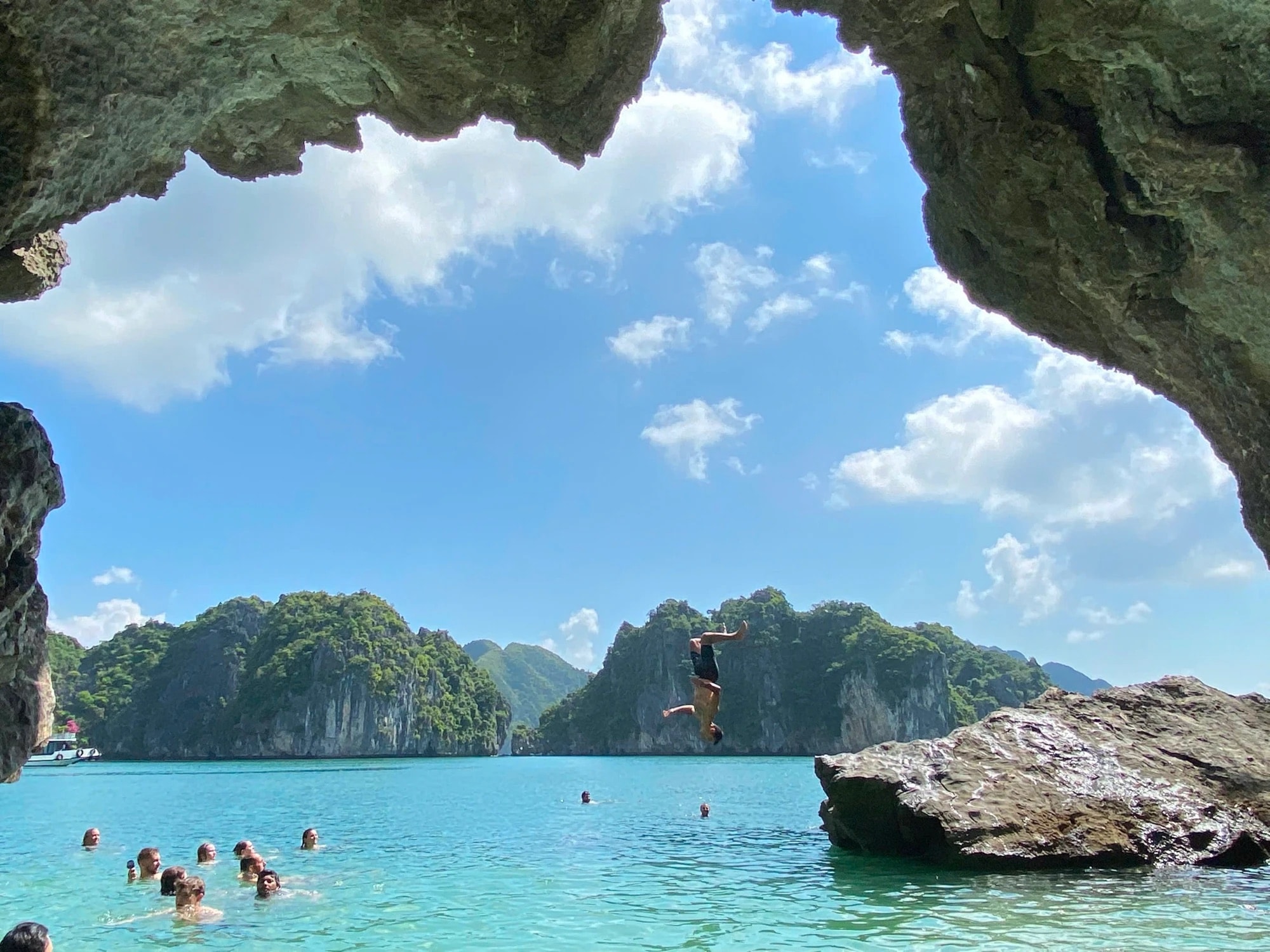Crociera giornaliera nella baia di Lan Ha — Kayak, grotte e Monkey Island