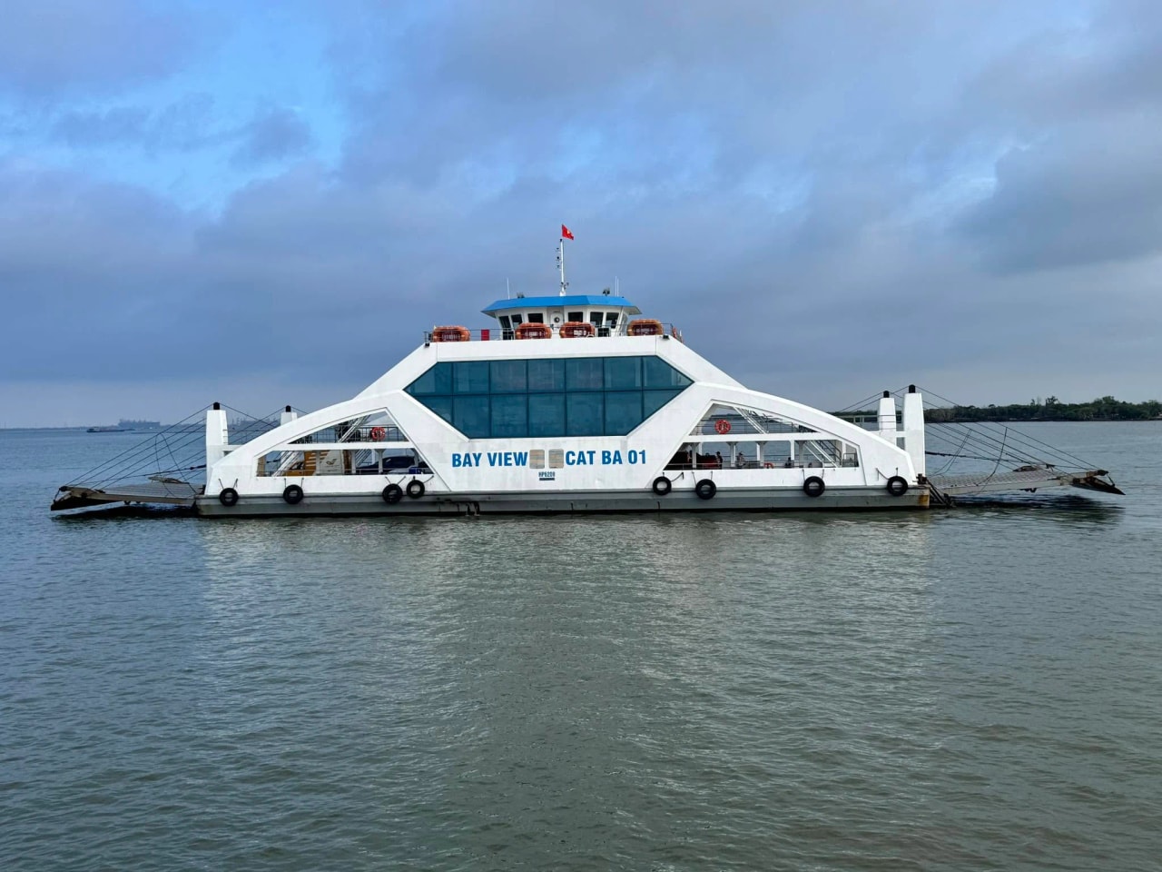 Autofähre auf der Überfahrt von Tuan Chau nach Gia Luan auf Cat Ba